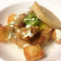 Arepa Aguita e’Bagre: Arepa con Ceviche y Hueva Frita del Zulia