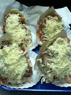 Arepas gritonas con carne asada y queso rallado - Cocina Zuliana