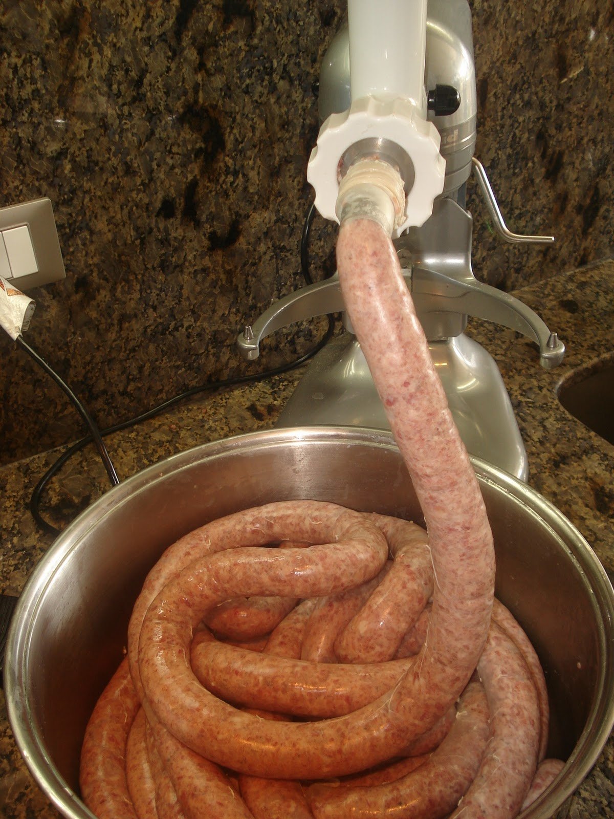 Chorizos saliendo de la embutidora